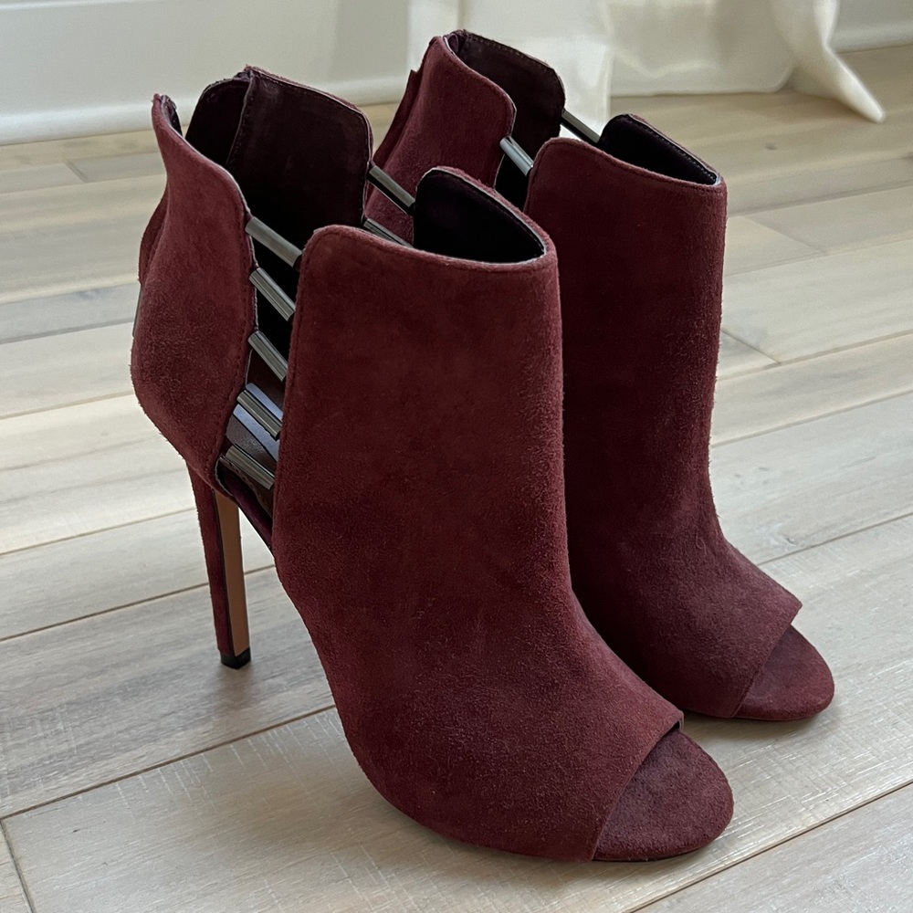 Womens Steve Madden ‘Lola’ Peep Toe Suede Heels Burgundy
